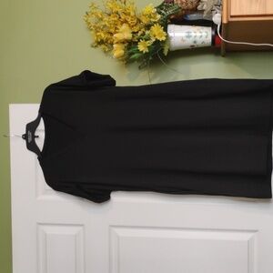 Black v neck dress NEW has pockets